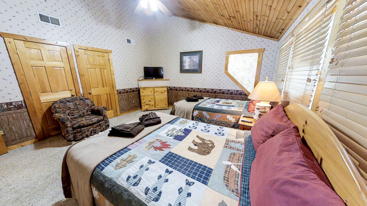 Rustic Family Cabin with Hot Tub, Pool Table, and Arcade near Smoky Mountains in Sevierville, Tennessee