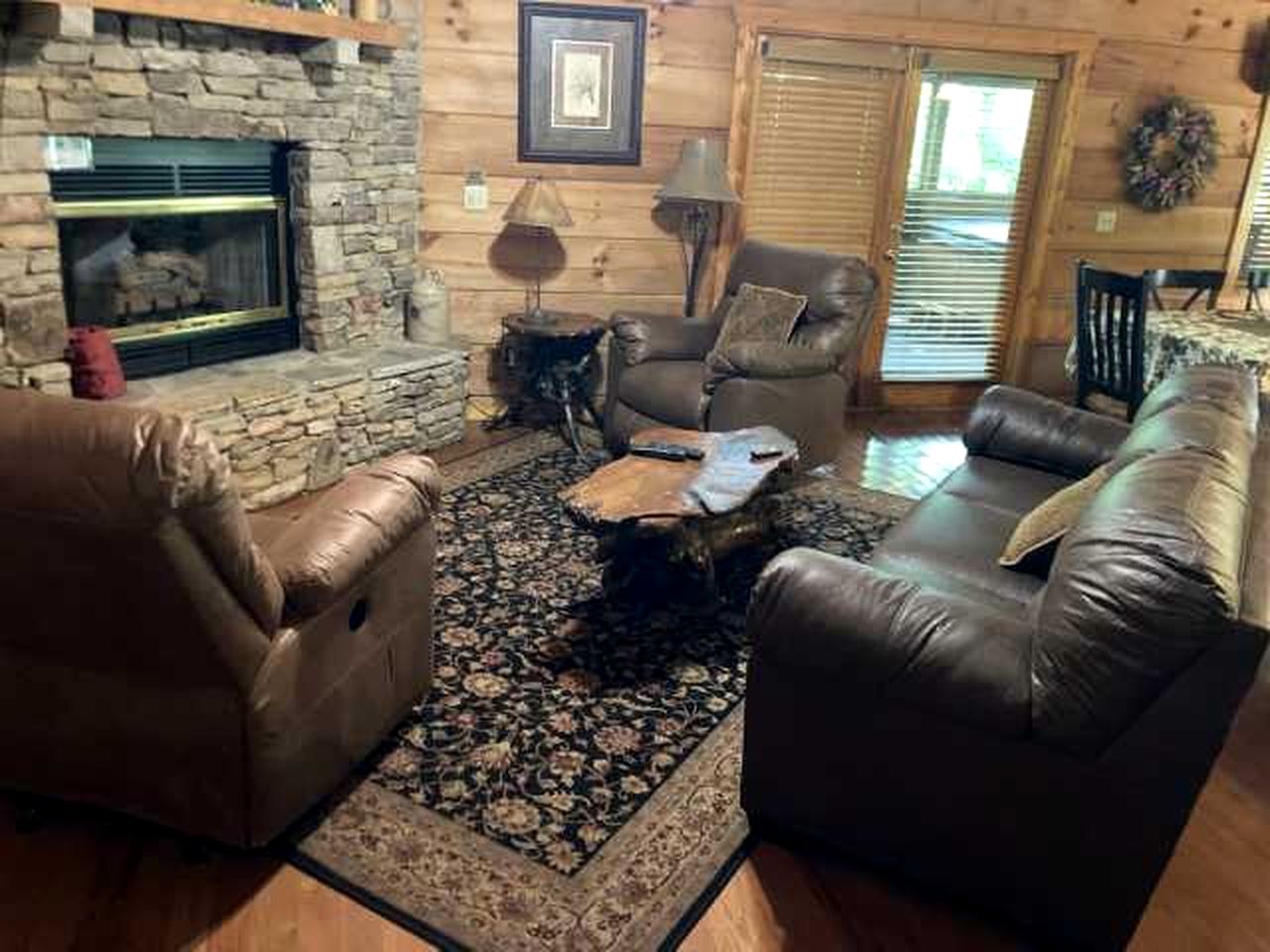 Rustic Family Cabin with Hot Tub, Pool Table, and Arcade near Smoky Mountains in Sevierville, Tennessee