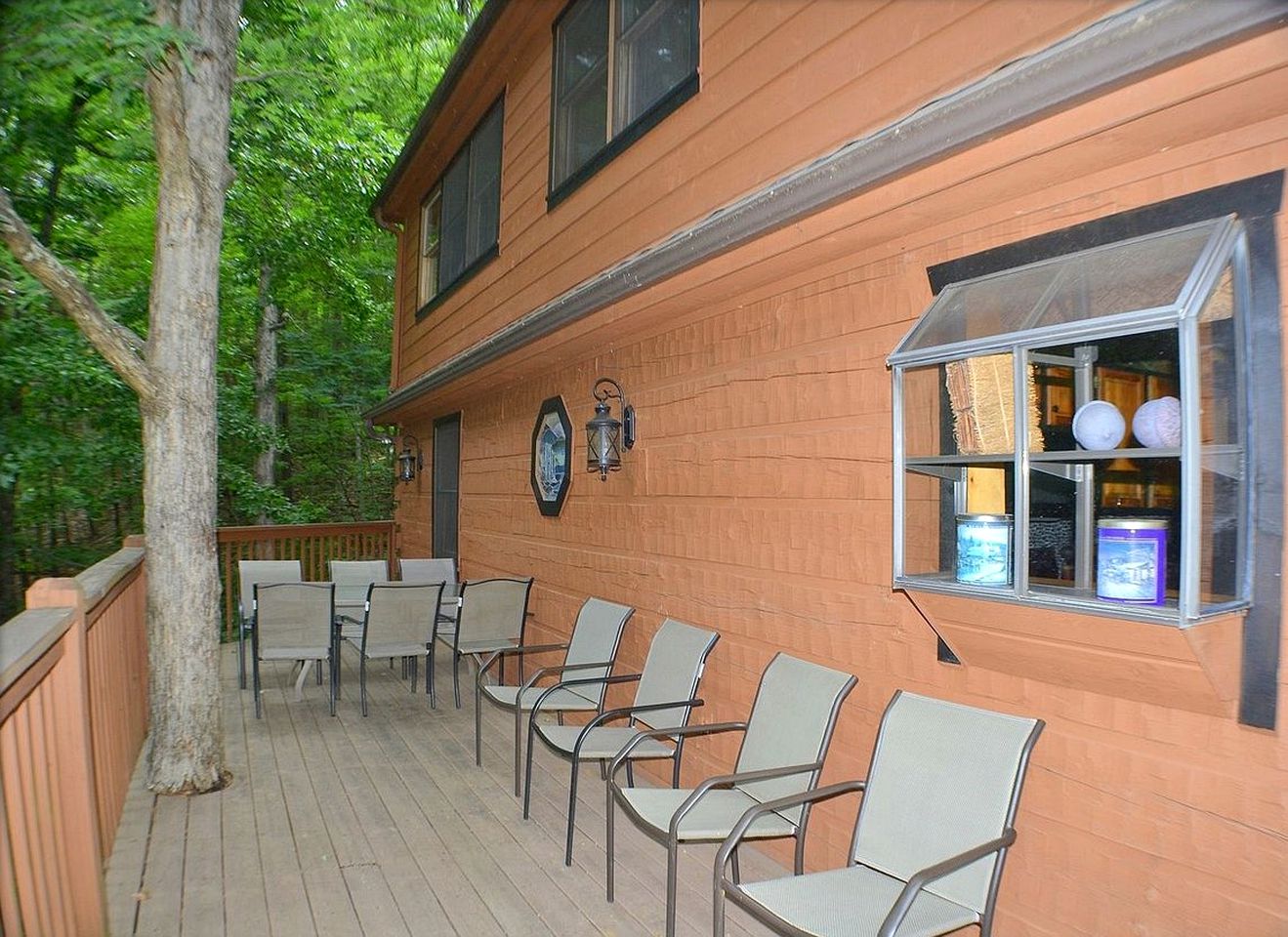 Rustic Family Cabin with Hot Tub, Pool Table, and Arcade near Smoky Mountains in Sevierville, Tennessee