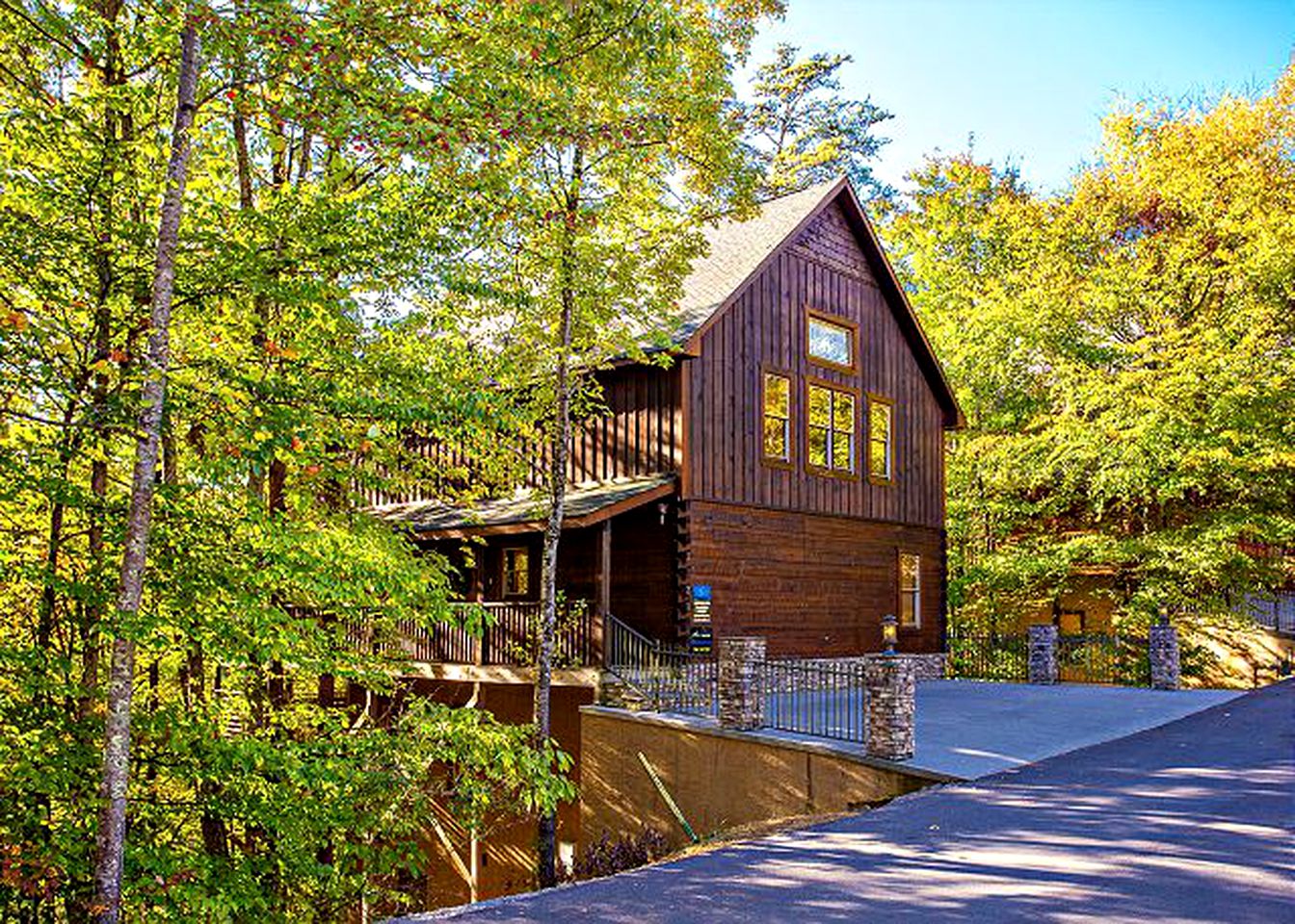 Couples' Getaway with Hot Tub in Pigeon Tennessee