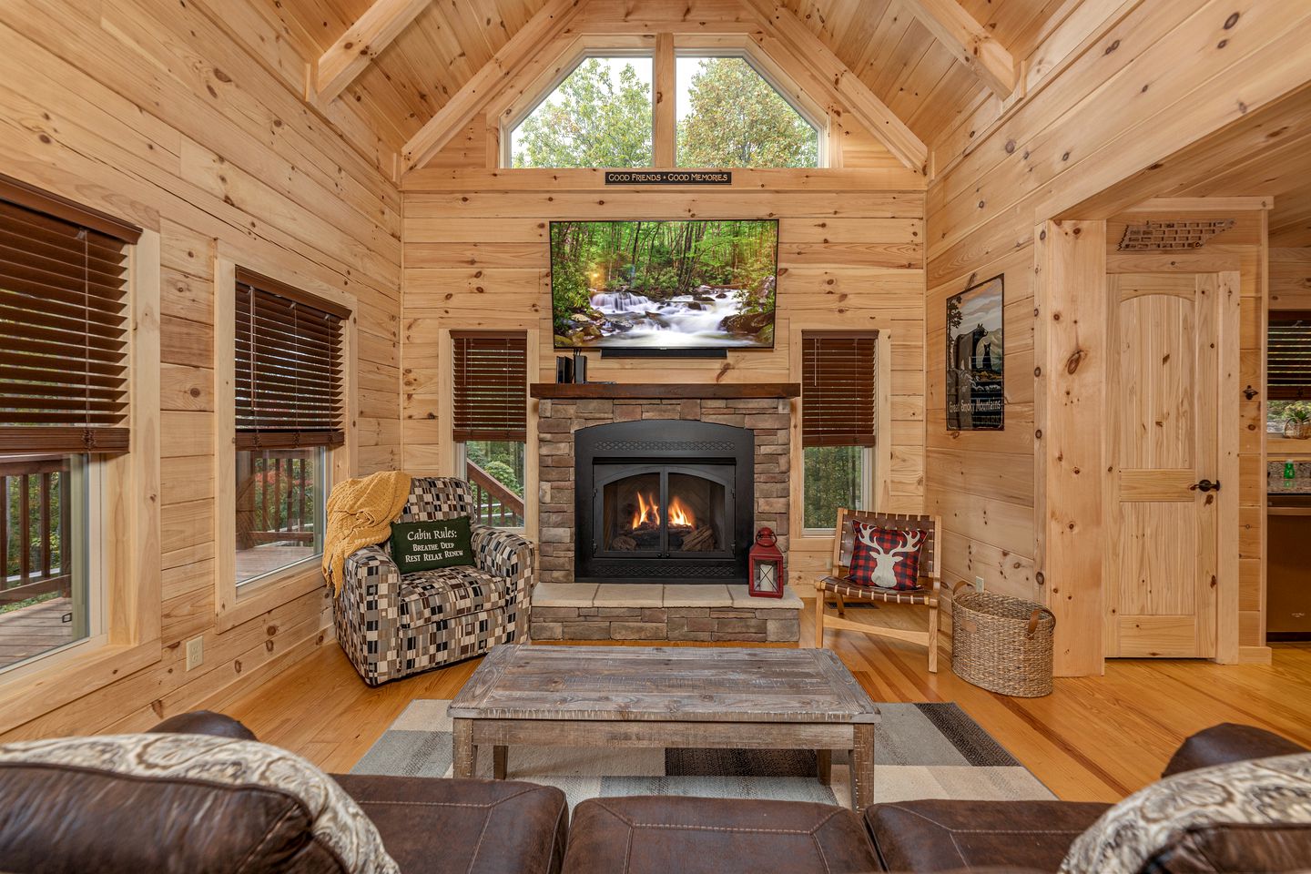 Amazing Cabin with Fireplace, Fire pit and Hot-tub in Gatlingburg, Tennessee
