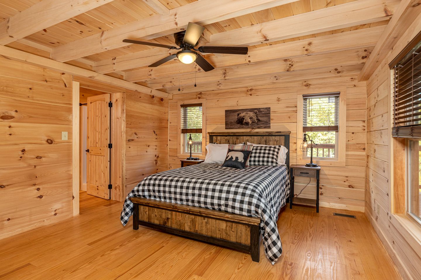 Amazing Cabin with Fireplace, Fire pit and Hot-tub in Gatlingburg, Tennessee