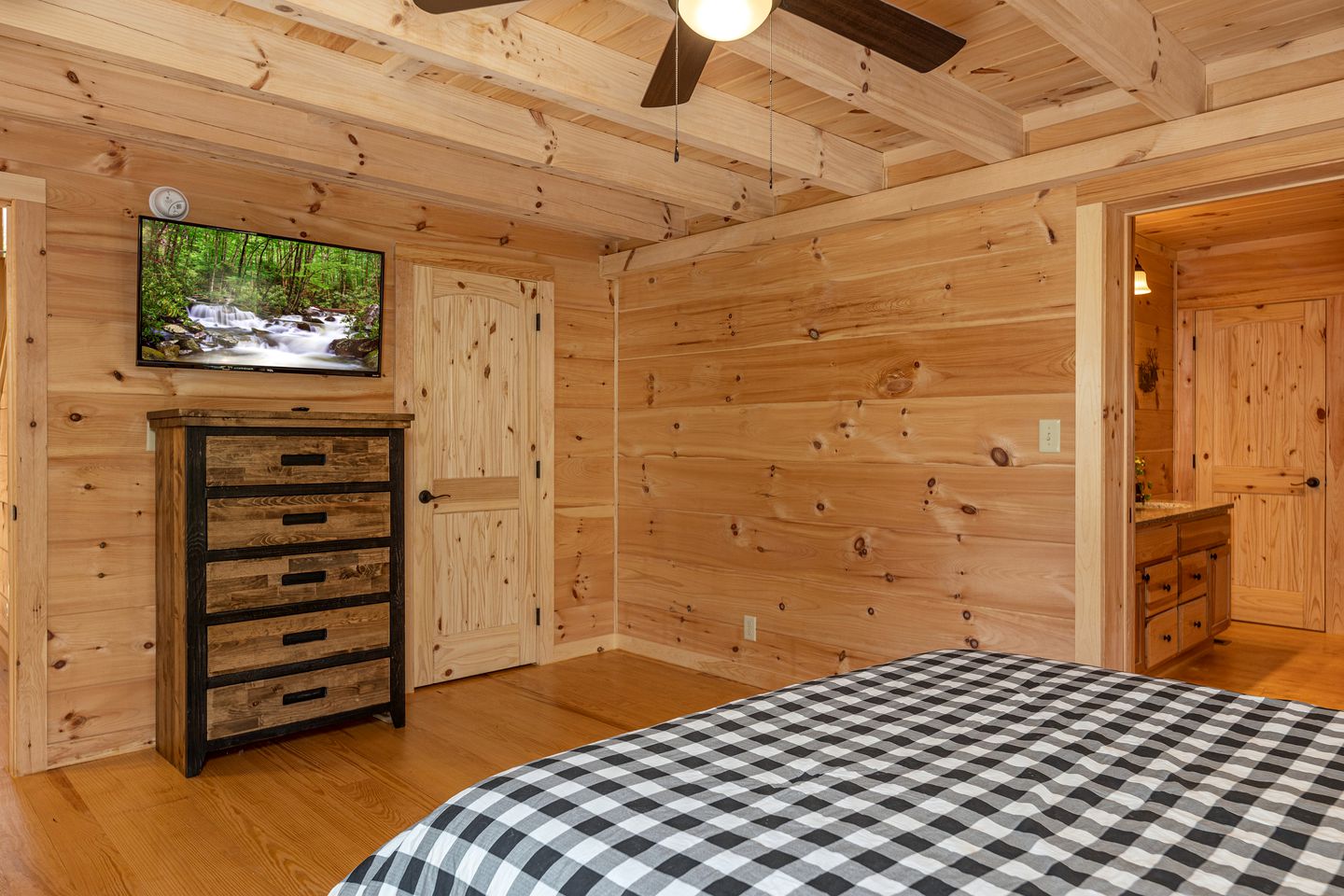 Amazing Cabin with Fireplace, Fire pit and Hot-tub in Gatlingburg, Tennessee