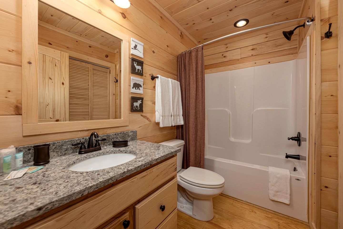 Amazing Cabin with Fireplace, Fire pit and Hot-tub in Gatlingburg, Tennessee