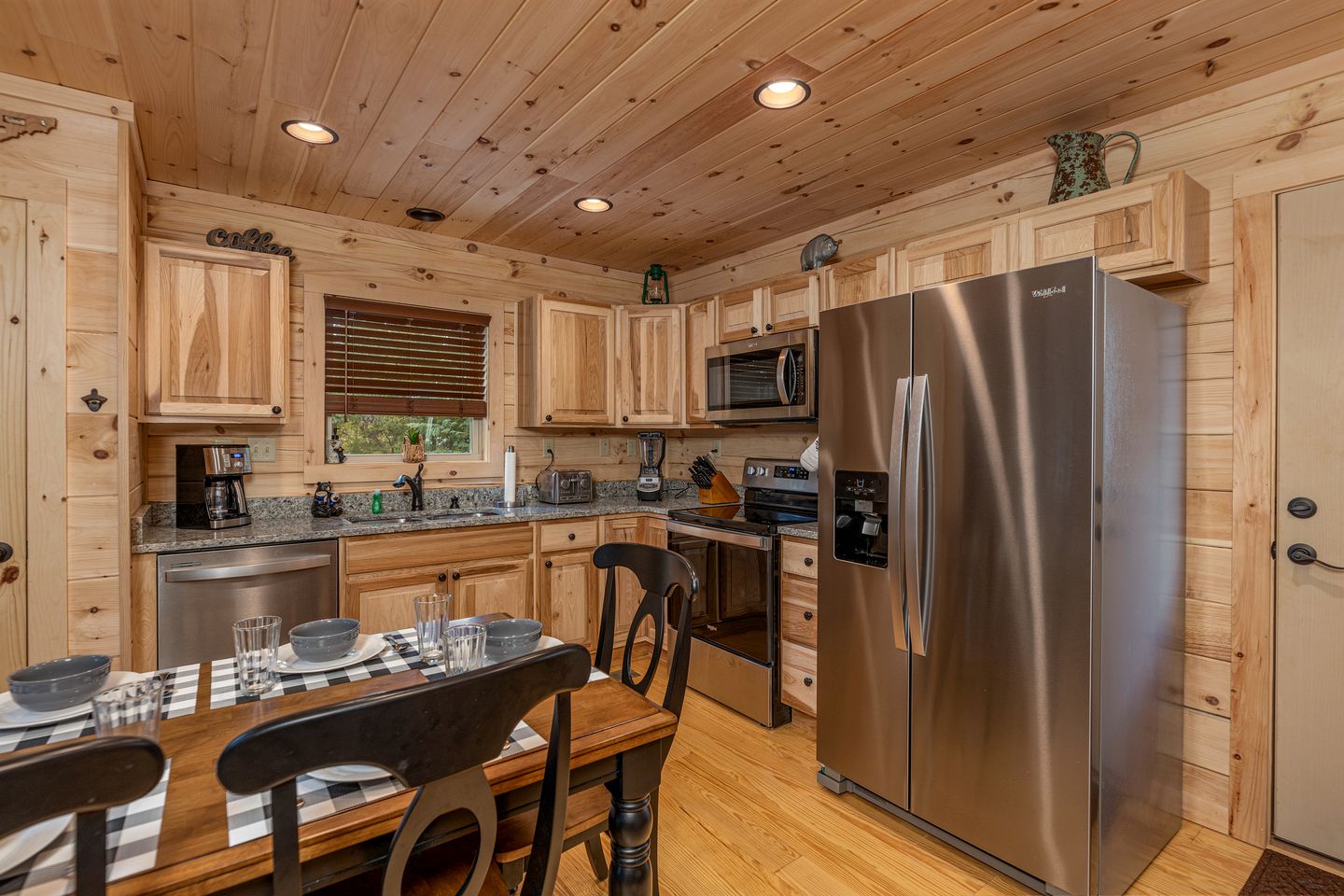 Amazing Cabin with Fireplace, Fire pit and Hot-tub in Gatlingburg, Tennessee