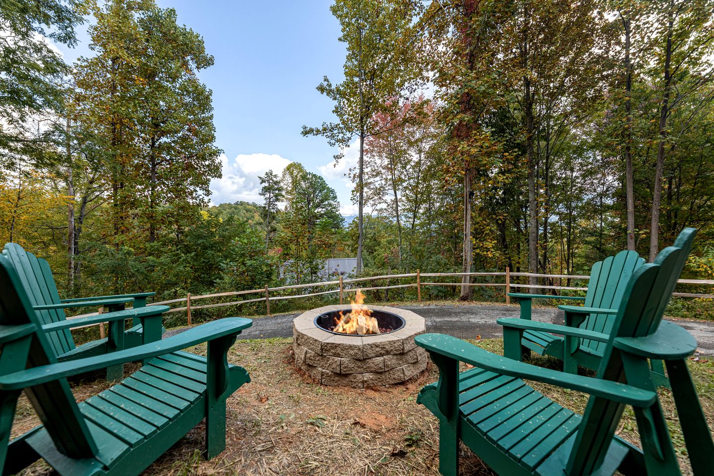 Amazing Cabin with Fireplace, Fire pit and Hot-tub in Gatlingburg, Tennessee