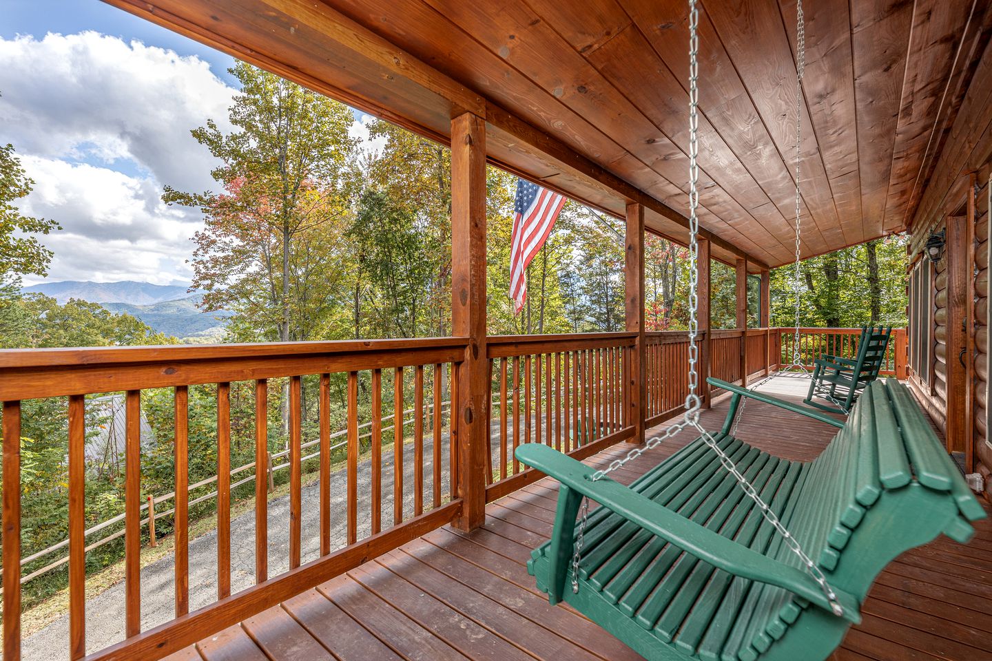 Amazing Cabin with Fireplace, Fire pit and Hot-tub in Gatlingburg, Tennessee