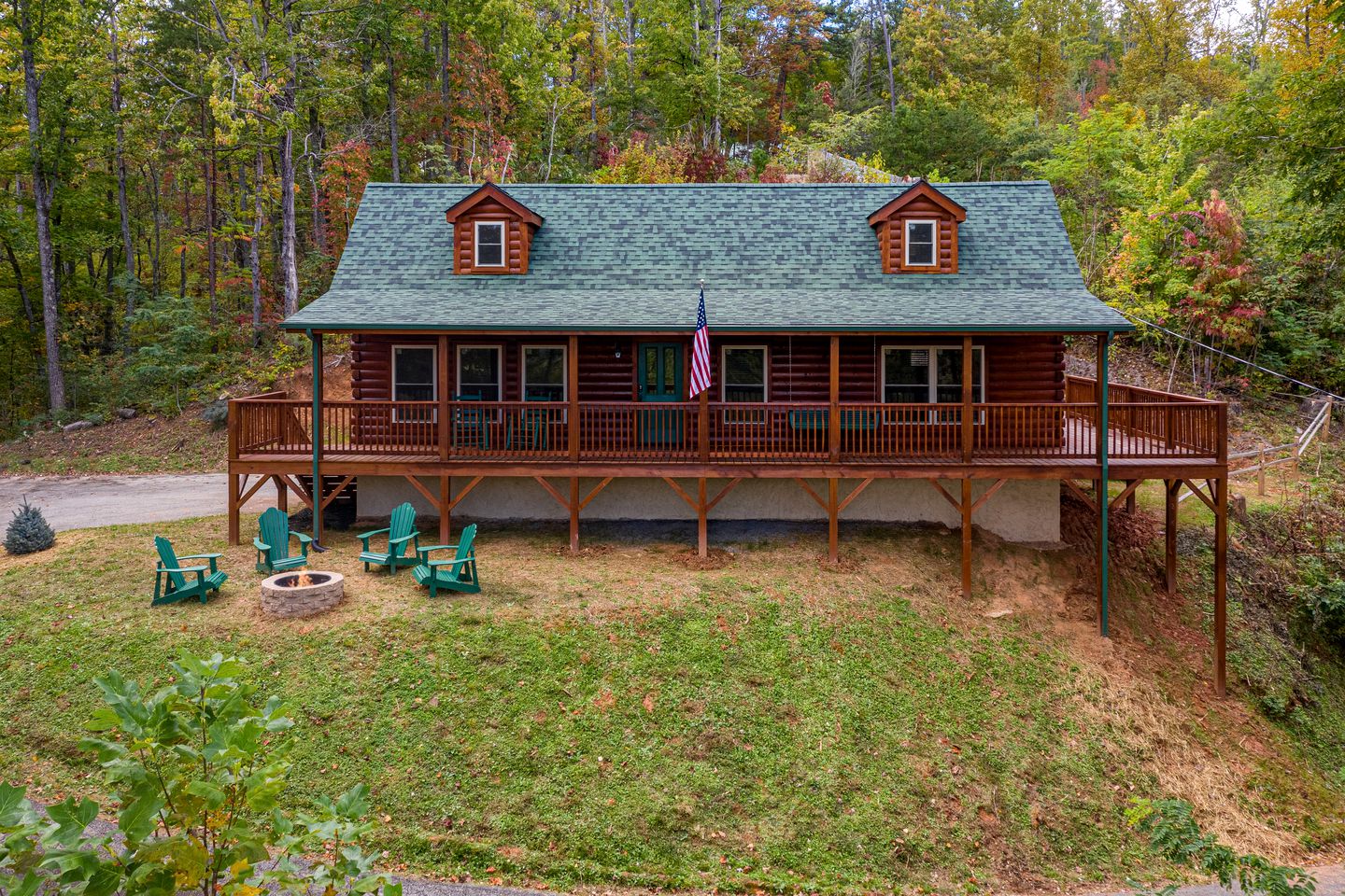 Amazing Cabin with Fireplace, Fire pit and Hot-tub in Gatlingburg, Tennessee
