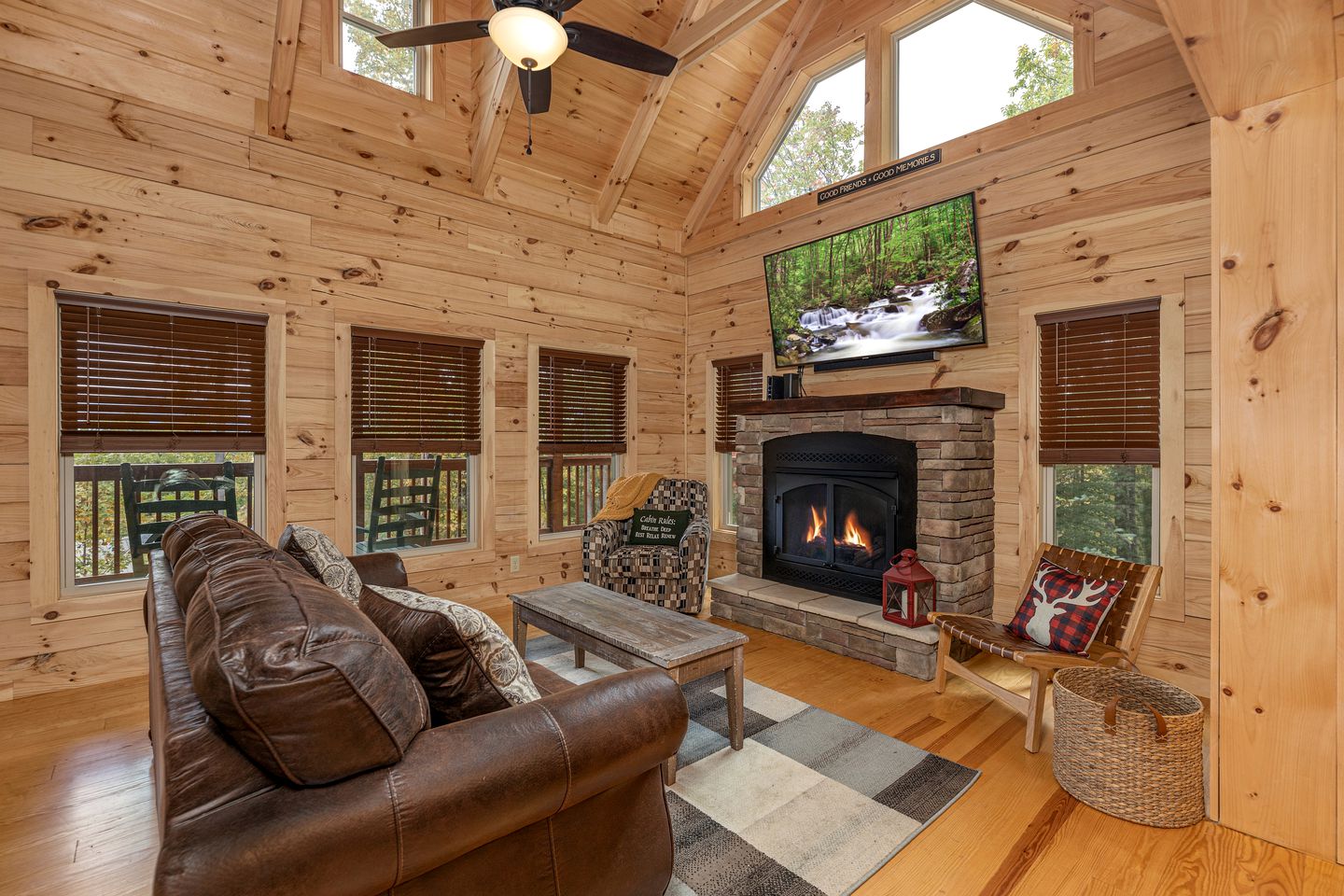 Amazing Cabin with Fireplace, Fire pit and Hot-tub in Gatlingburg, Tennessee