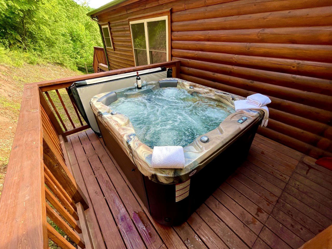 Amazing Cabin with Fireplace, Fire pit and Hot-tub in Gatlingburg, Tennessee