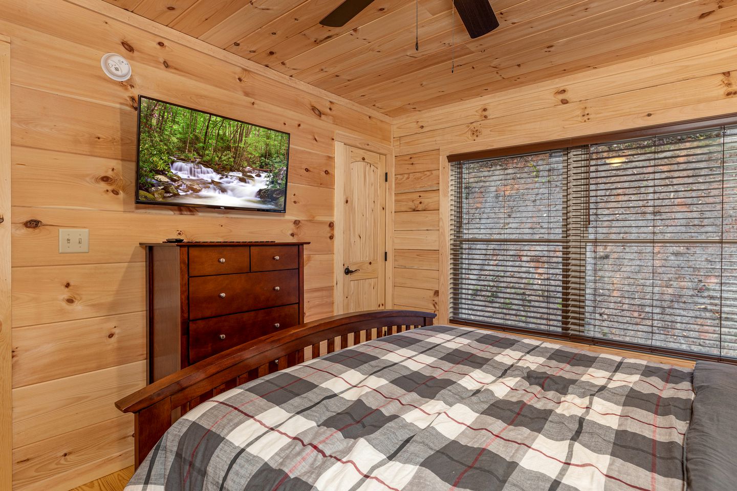 Amazing Cabin with Fireplace, Fire pit and Hot-tub in Gatlingburg, Tennessee