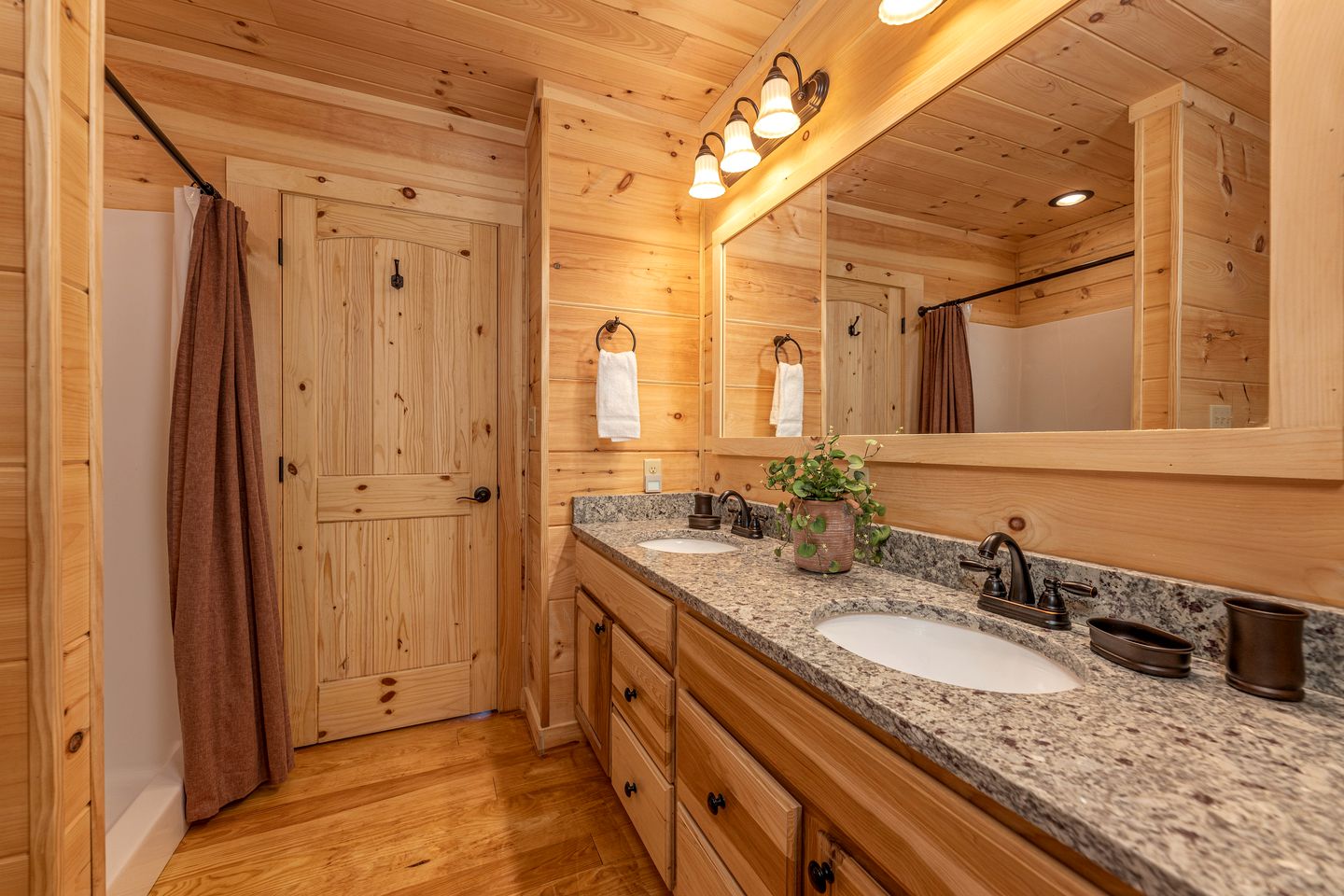 Amazing Cabin with Fireplace, Fire pit and Hot-tub in Gatlingburg, Tennessee