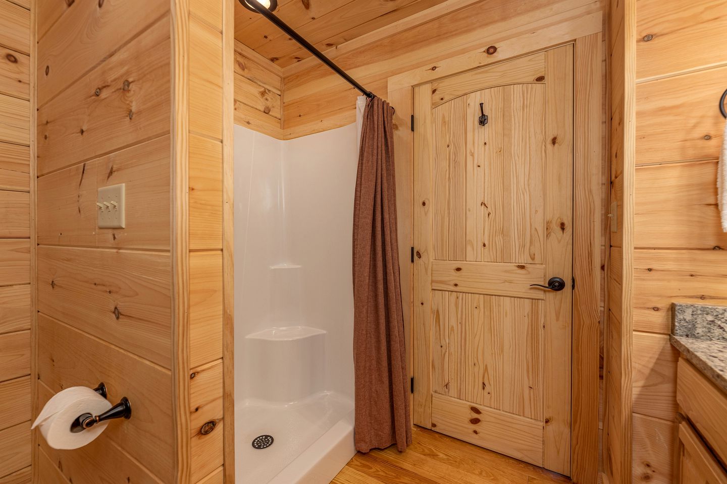 Amazing Cabin with Fireplace, Fire pit and Hot-tub in Gatlingburg, Tennessee