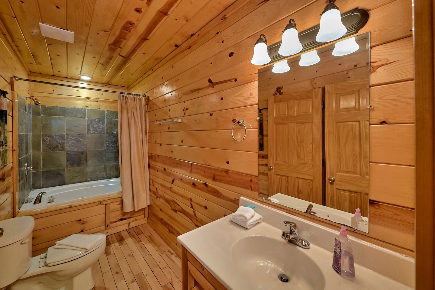 Cozy Cabin with a Hot Tub in the Great Smoky Mountains, Tennessee