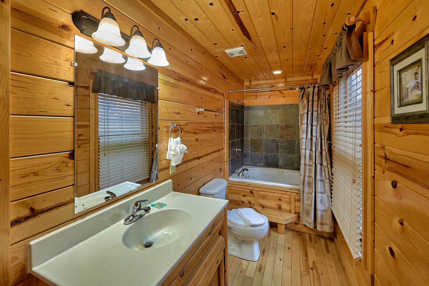 Cozy Cabin with a Hot Tub in the Great Smoky Mountains, Tennessee