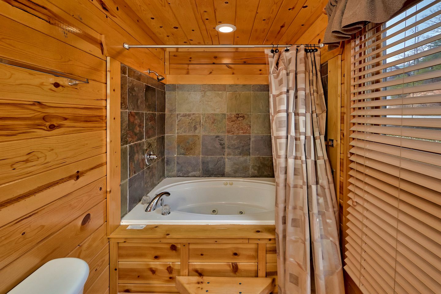 Cozy Cabin with a Hot Tub in the Great Smoky Mountains, Tennessee