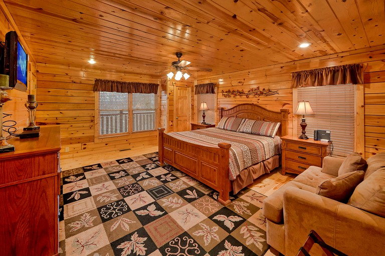 -- (United States, Sevierville, Tennessee)