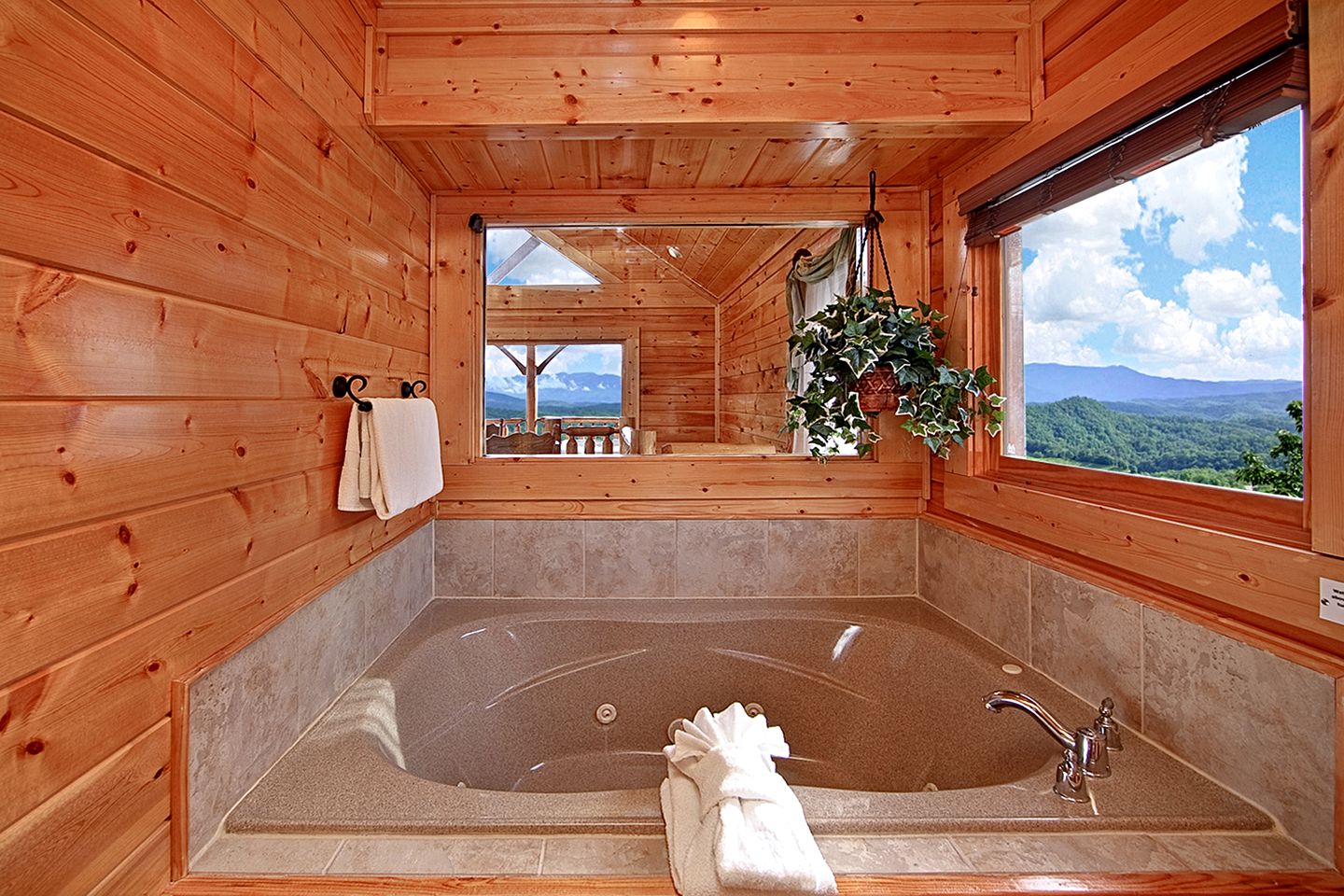 Fantastic Cabin with Views of the Great Smoky Mountains in Sevierville, East Tennessee