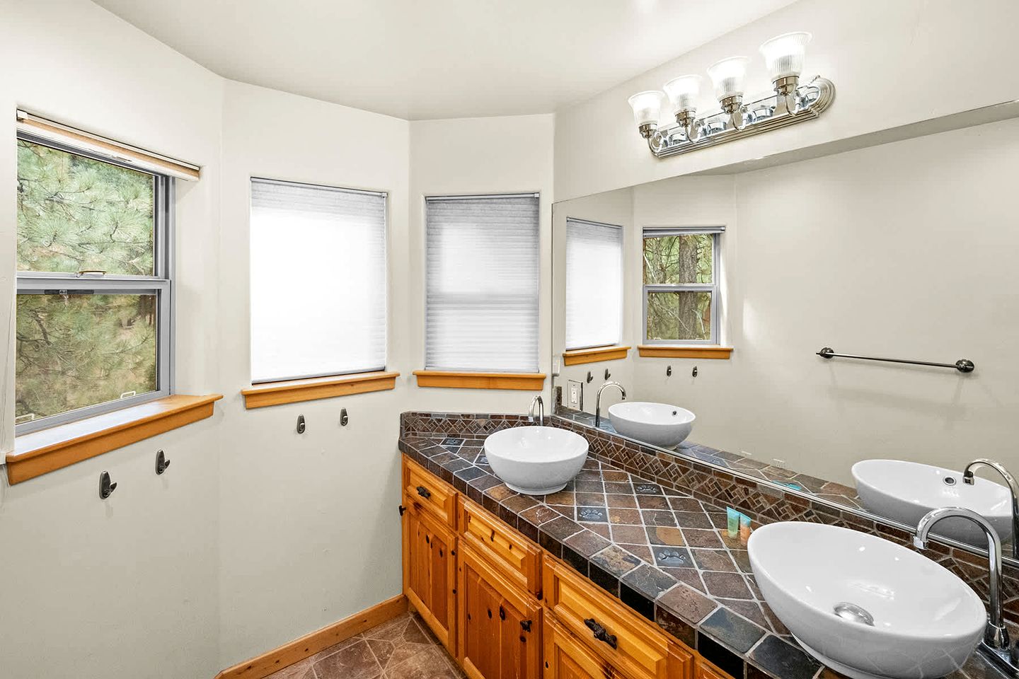 Grand Mountain Cabin Escape near Big Bear Lake and Snow Summit in California