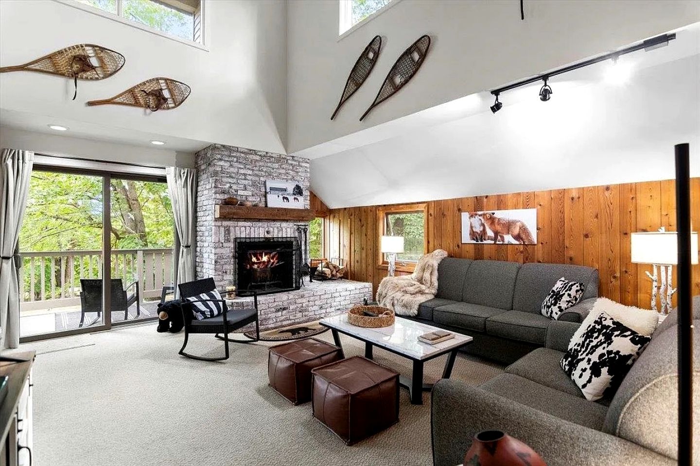 Cozy Mountain Townhouse with Fireplace near Stratton Mountain, Bondville, VT