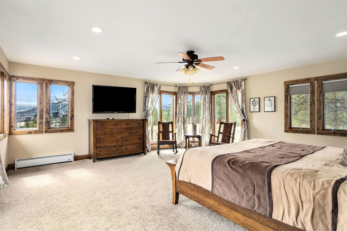 Spacious Luxury Pet-Friendly Cabin with Spectacular Continental Divide Views in Estes Park, Colorado