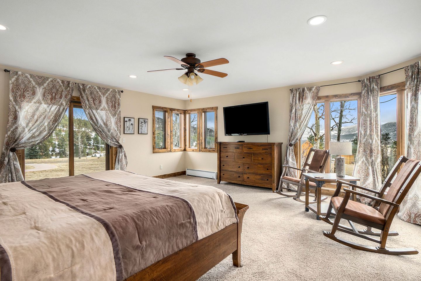 Spacious Luxury Pet-Friendly Cabin with Spectacular Continental Divide Views in Estes Park, Colorado