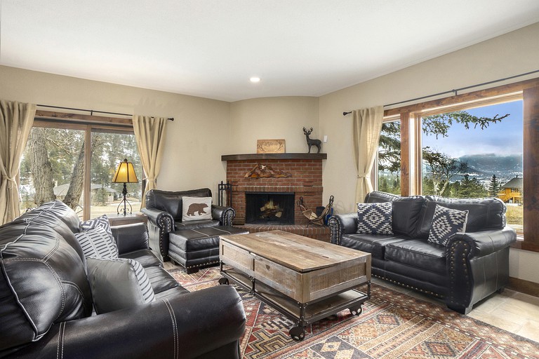 Spacious Luxury Pet-Friendly Cabin with Spectacular Continental Divide Views in Estes Park, Colorado