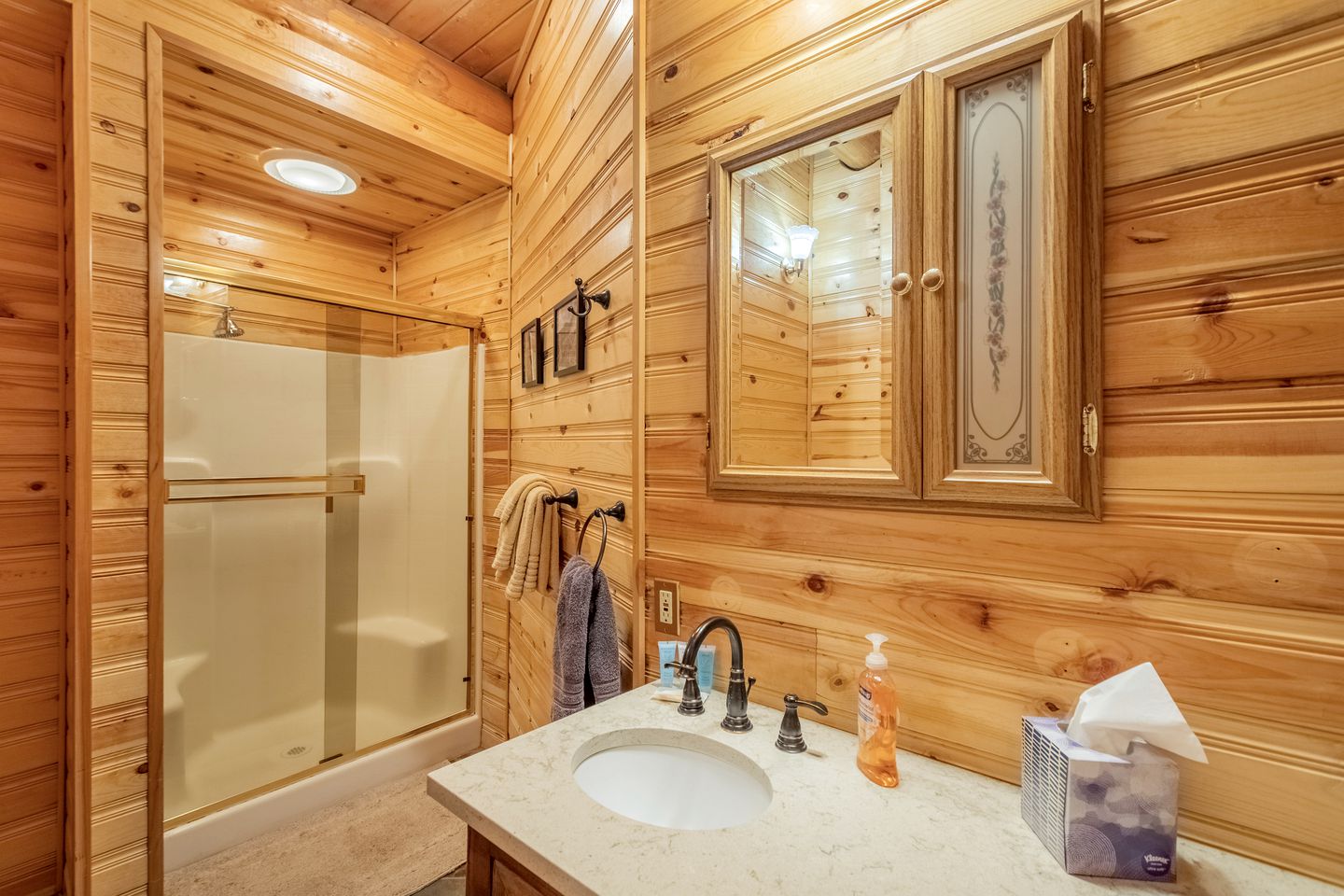 Classic Cabin Charm: Your True Log Cabin Living Escape to Lake Wenatchee