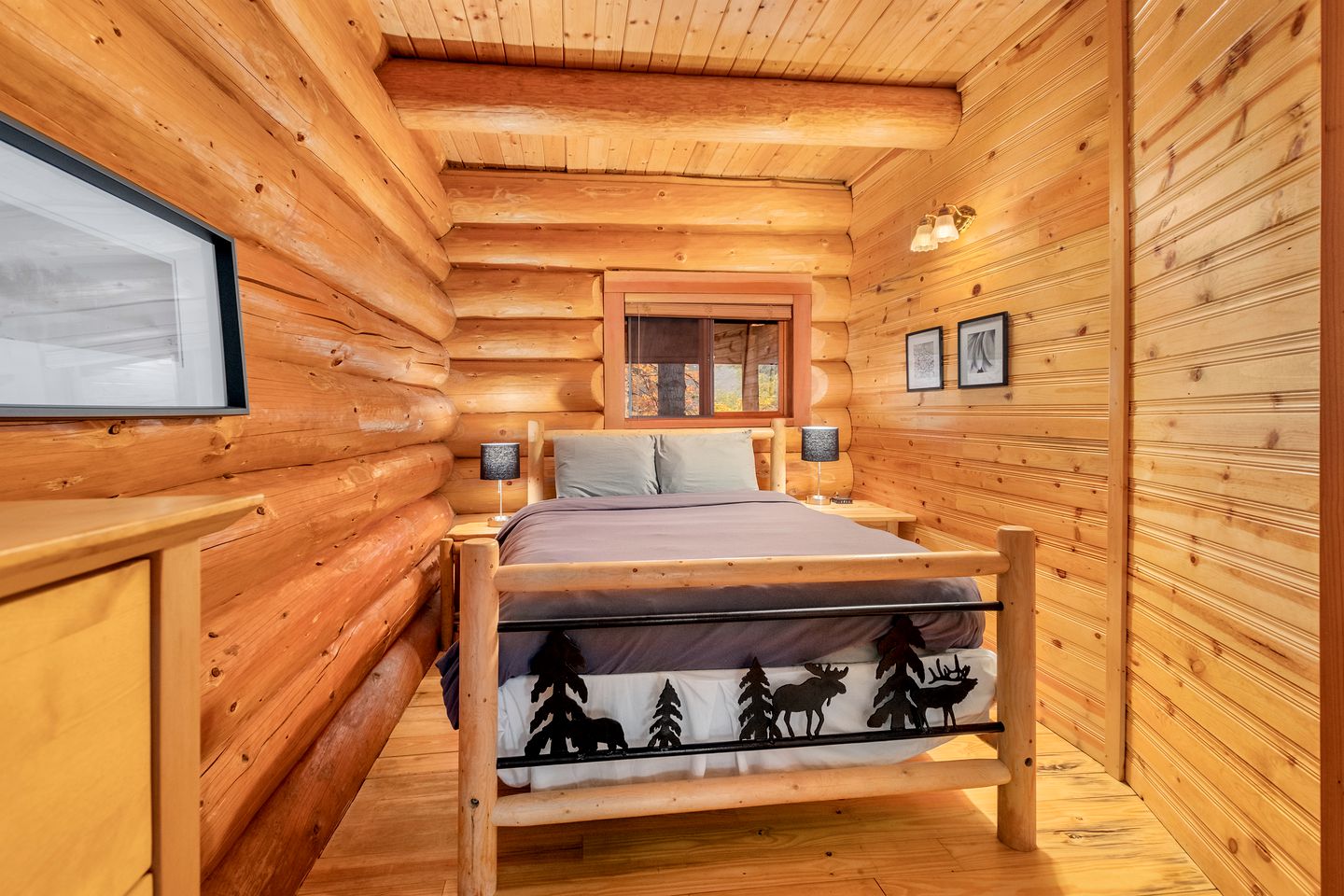 Classic Cabin Charm: Your True Log Cabin Living Escape to Lake Wenatchee