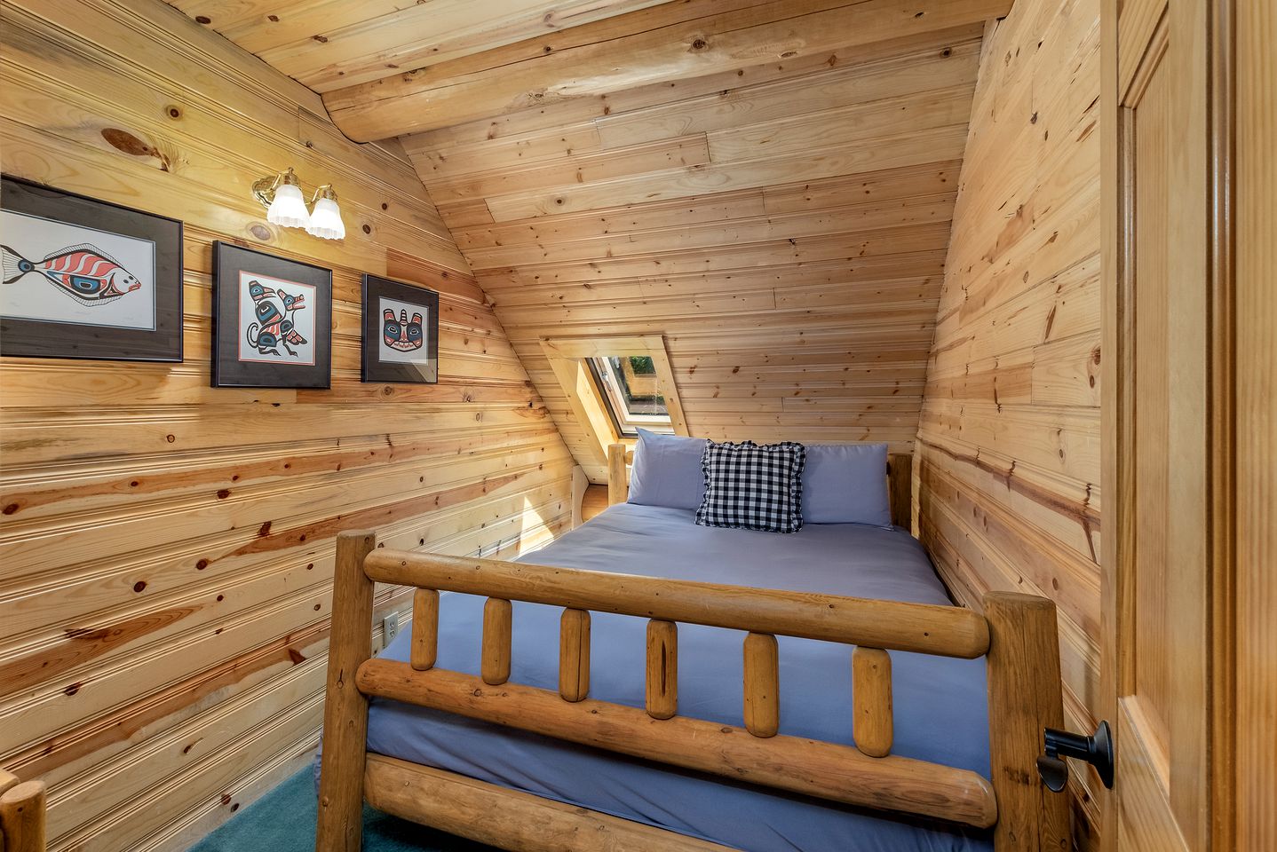 Classic Cabin Charm: Your True Log Cabin Living Escape to Lake Wenatchee