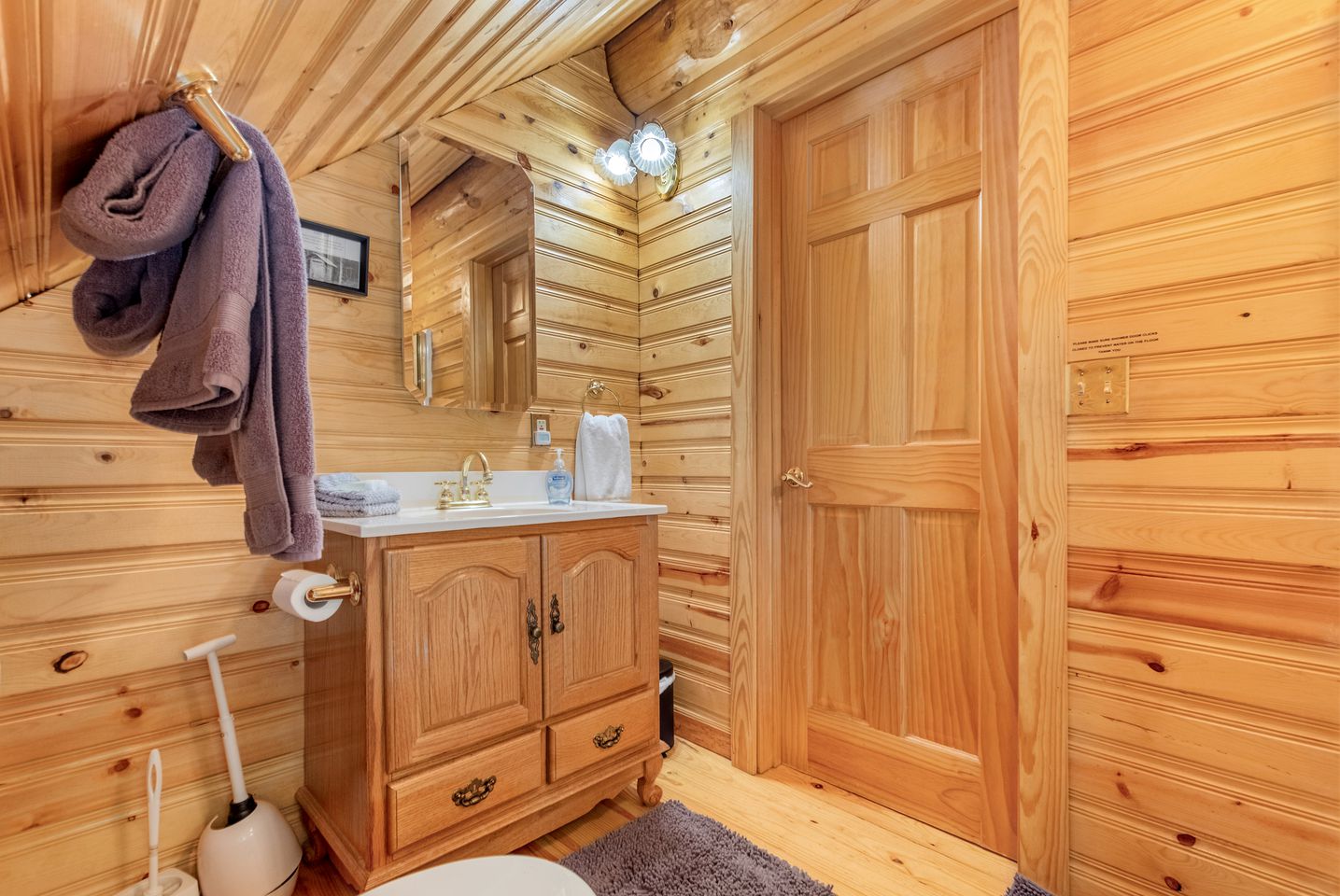 Classic Cabin Charm: Your True Log Cabin Living Escape to Lake Wenatchee