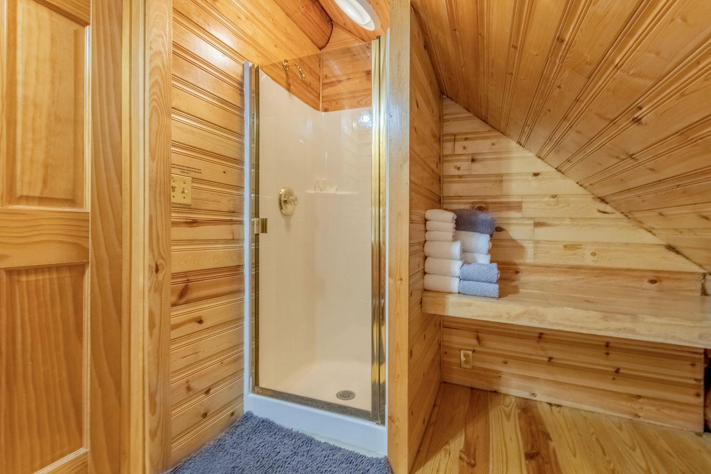 Classic Cabin Charm: Your True Log Cabin Living Escape to Lake Wenatchee