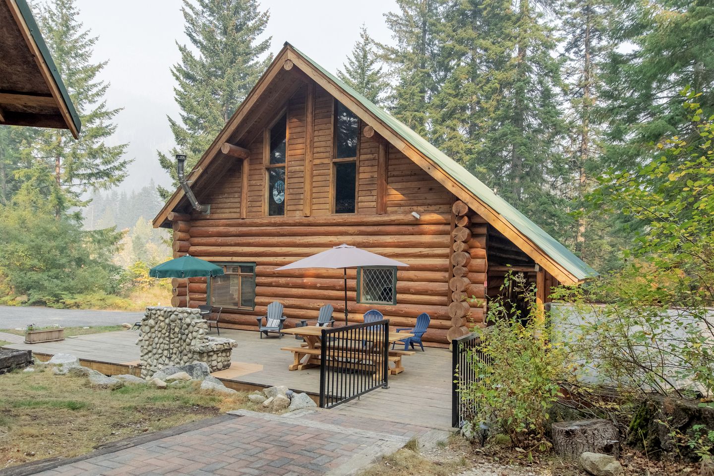 Classic Cabin Charm: Your True Log Cabin Living Escape to Lake Wenatchee