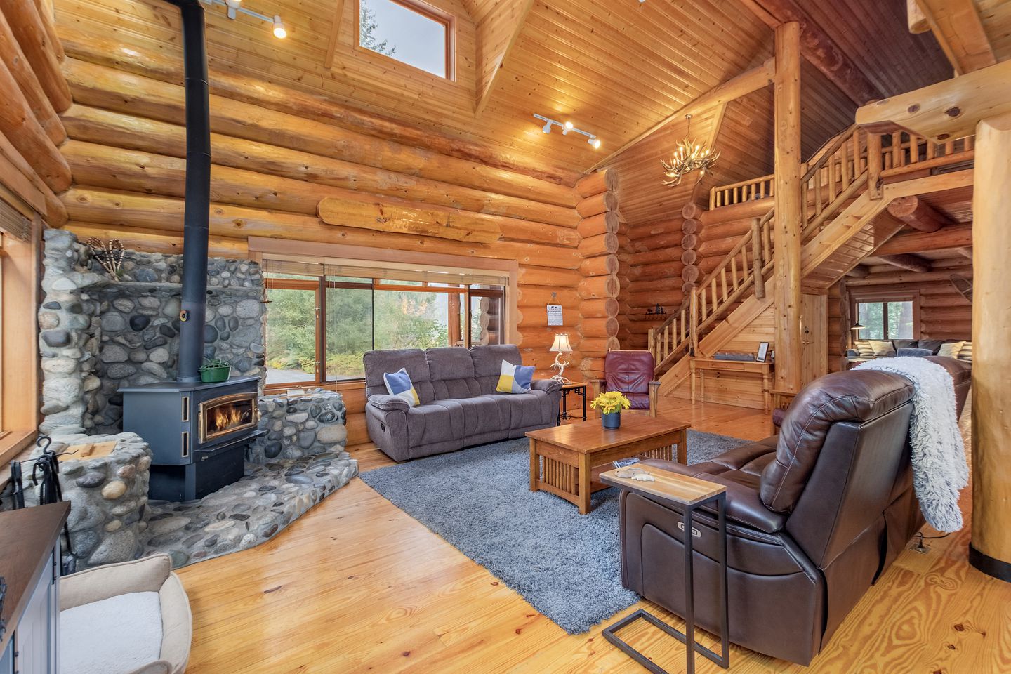 Classic Cabin Charm: Your True Log Cabin Living Escape to Lake Wenatchee