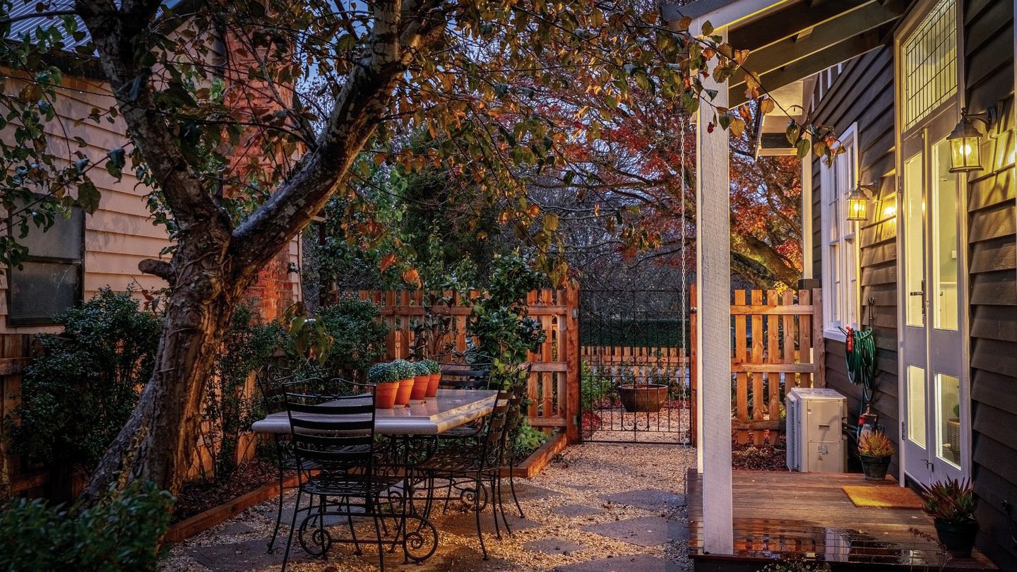 Cozy Wooden Cabin with Fireplace in Trentham, Victoria