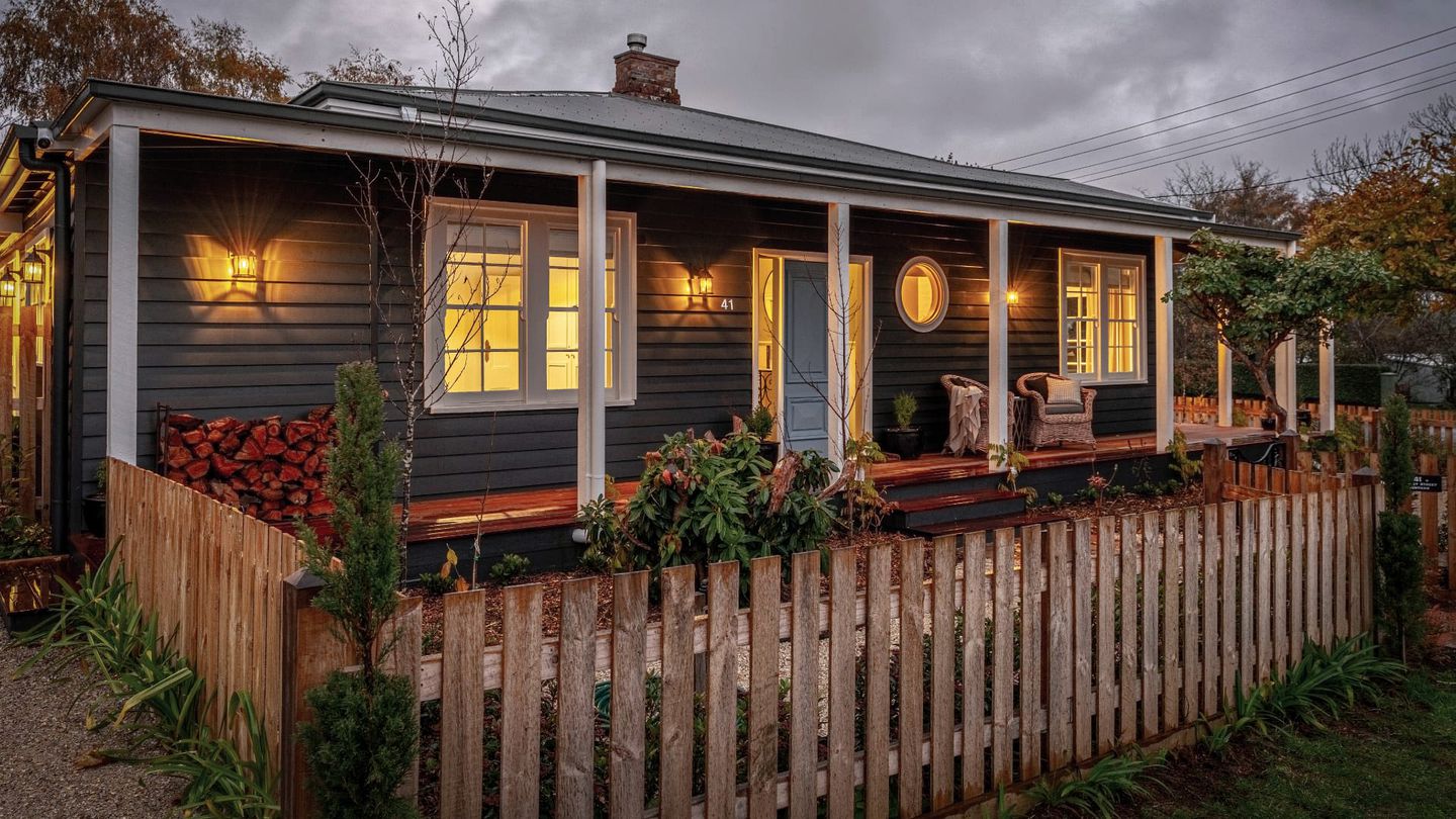 Cozy Wooden Cabin with Fireplace in Trentham, Victoria