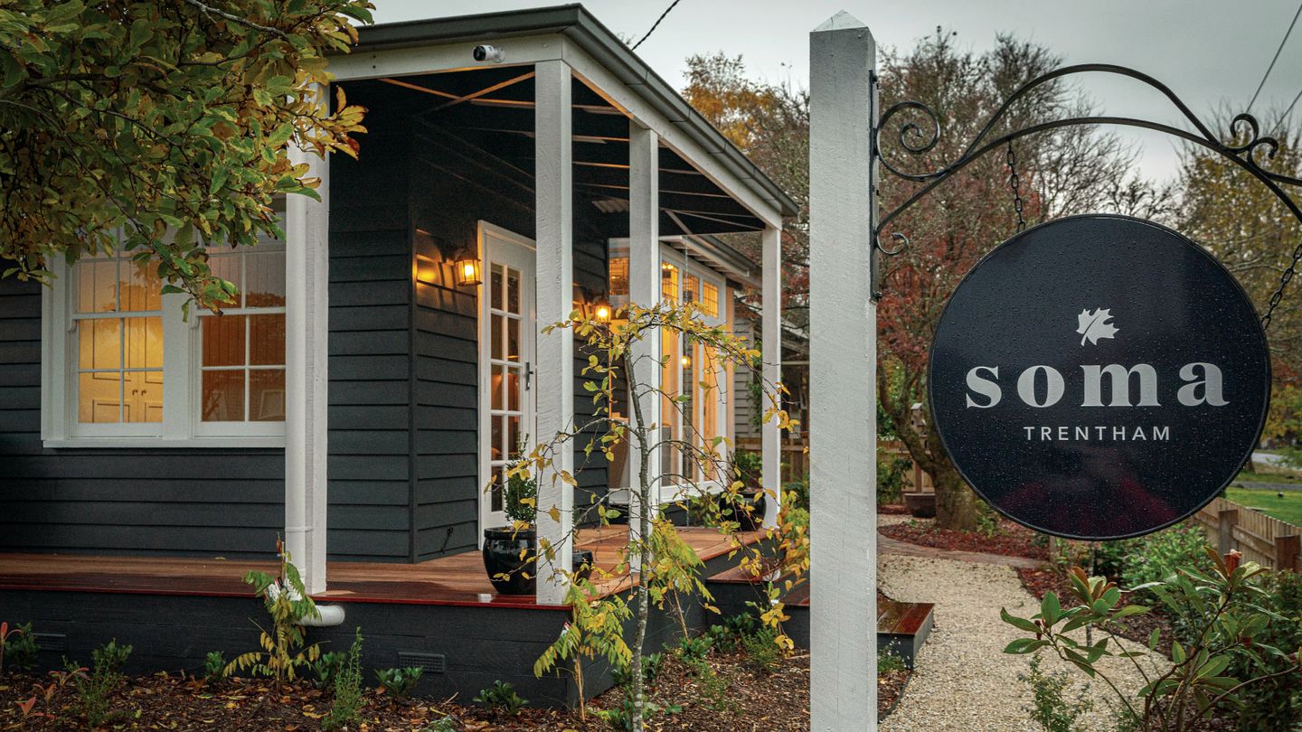 Cozy Wooden Cabin with Fireplace in Trentham, Victoria