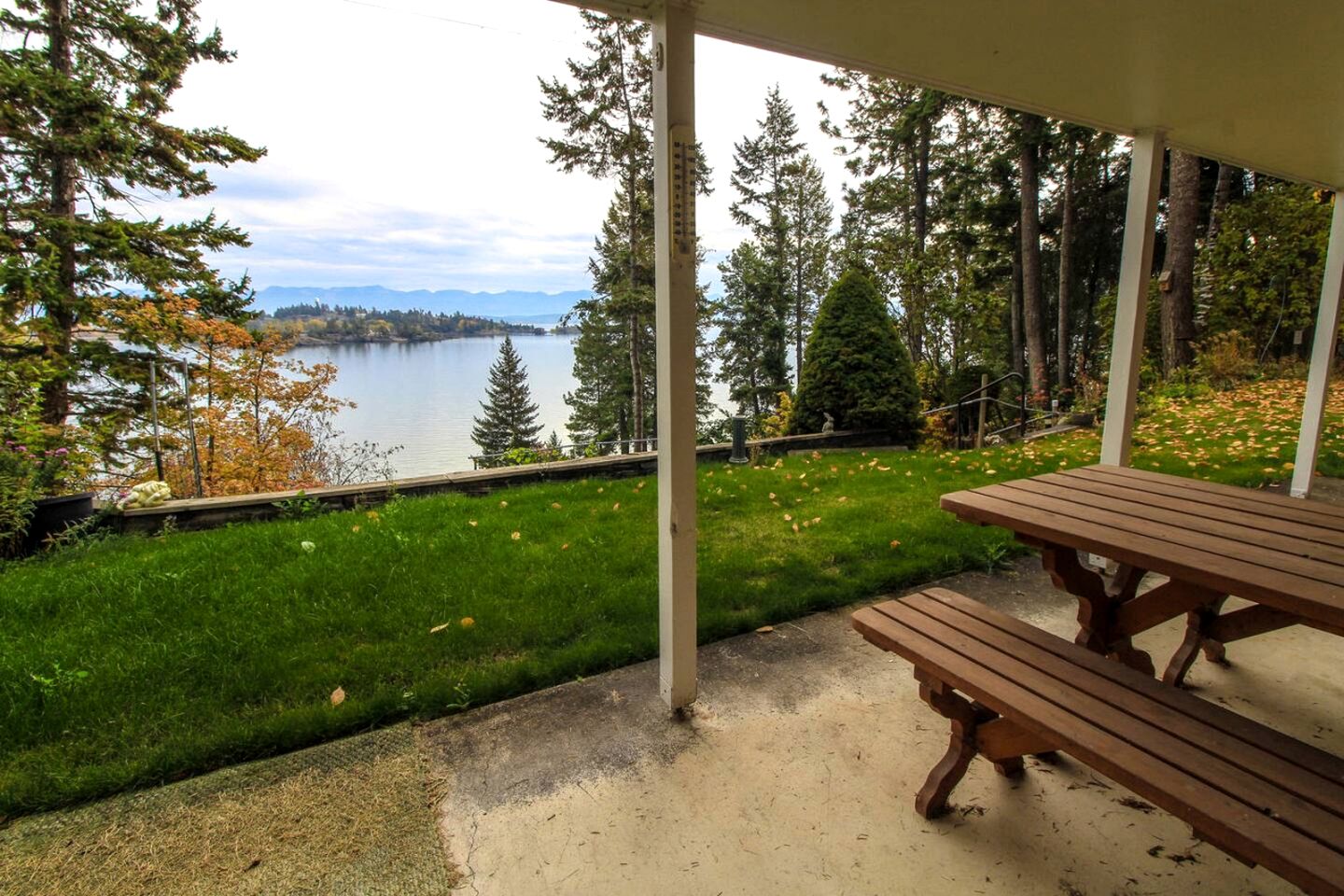 Lakefront Cabin with Picnic Space and Views for in Montana