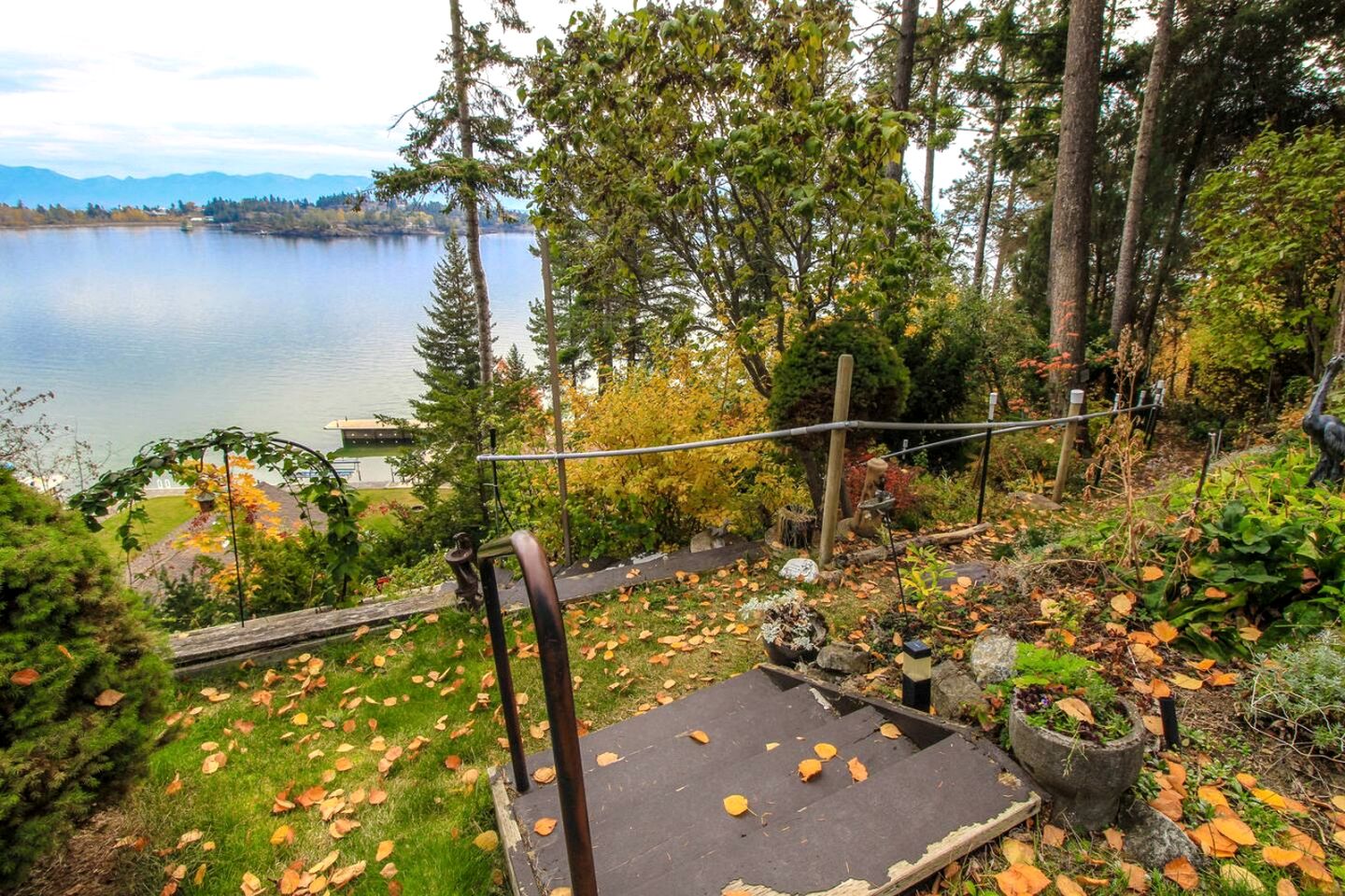 Lakefront Cabin with Picnic Space and Views for in Montana