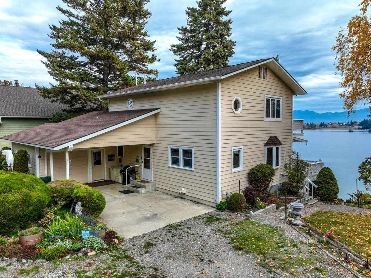 Lakefront Cabin with Picnic Space and Views for in Montana