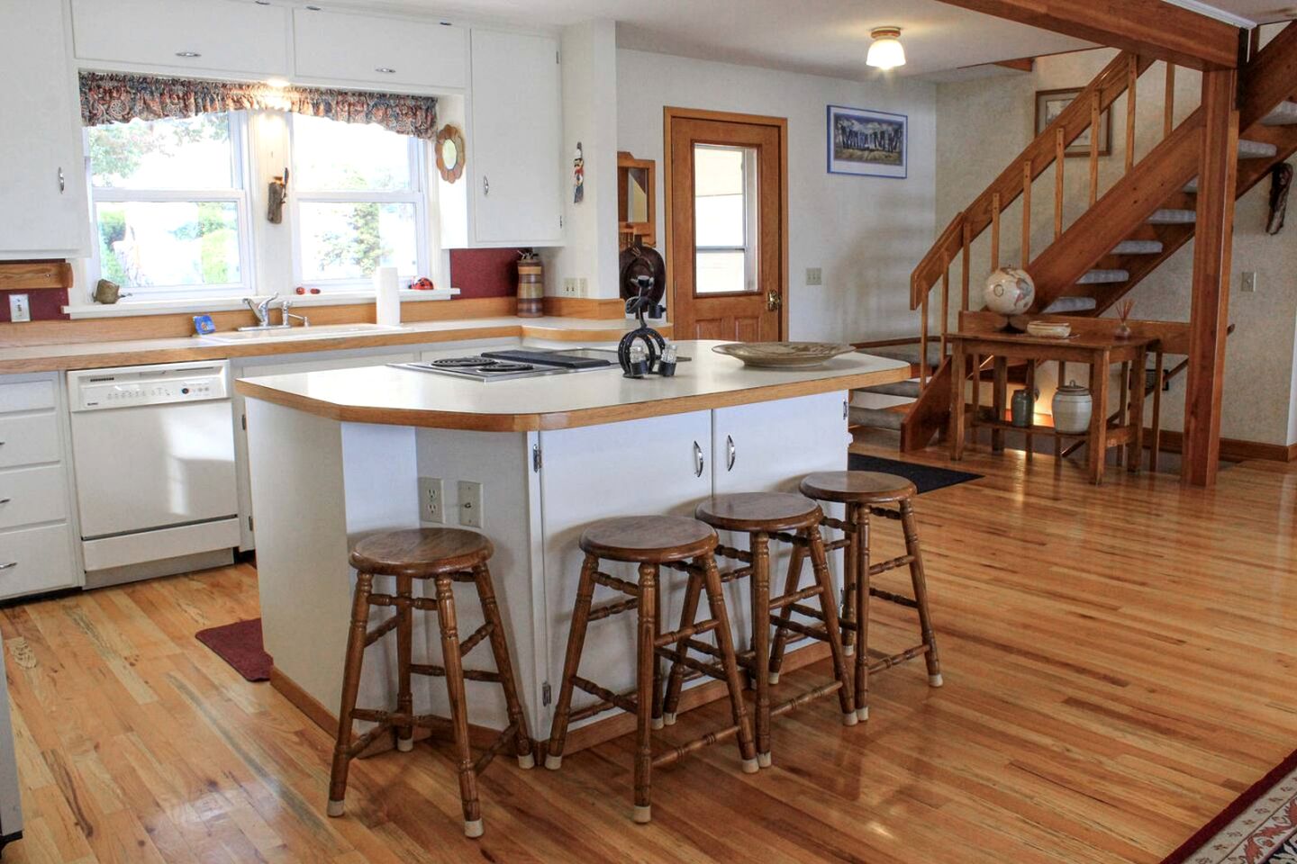 Lakefront Cabin with Picnic Space and Views for in Montana