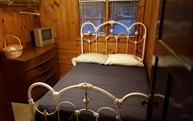 Cabins (Tomahawk, Wisconsin, United States)