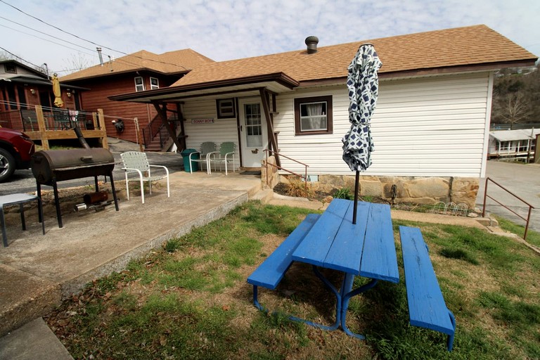 Quaint Lakeside Cabin for a Memorable Fishing Trip to Lake Taneycomo in Rockaway Beach, Missouri
