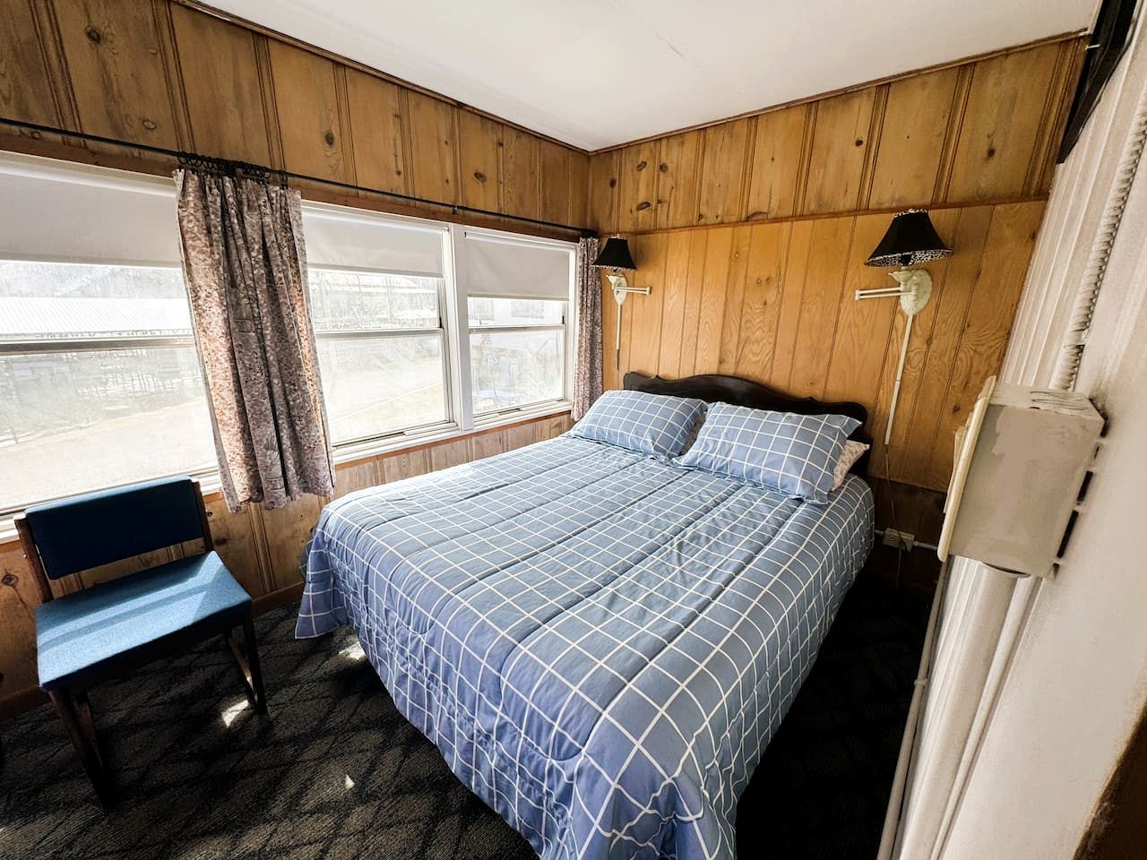 Quaint Lakeside Cabin for a Memorable Fishing Trip to Lake Taneycomo in Rockaway Beach, Missouri