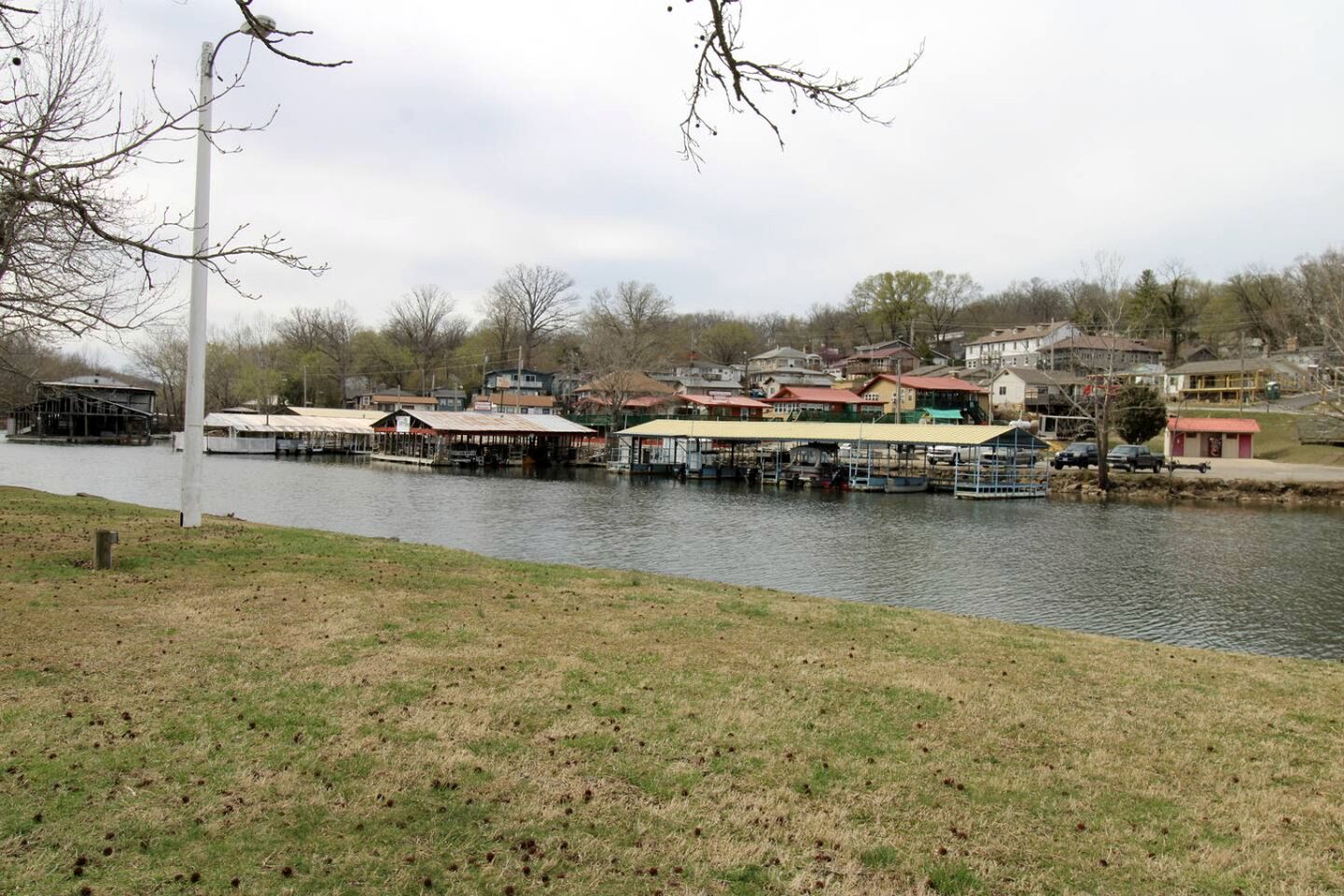 Quaint Lakeside Cabin for a Memorable Fishing Trip to Lake Taneycomo in Rockaway Beach, Missouri