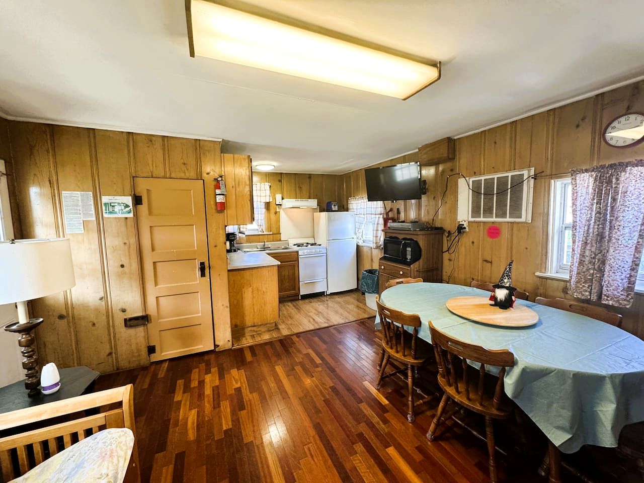 Quaint Lakeside Cabin for a Memorable Fishing Trip to Lake Taneycomo in Rockaway Beach, Missouri