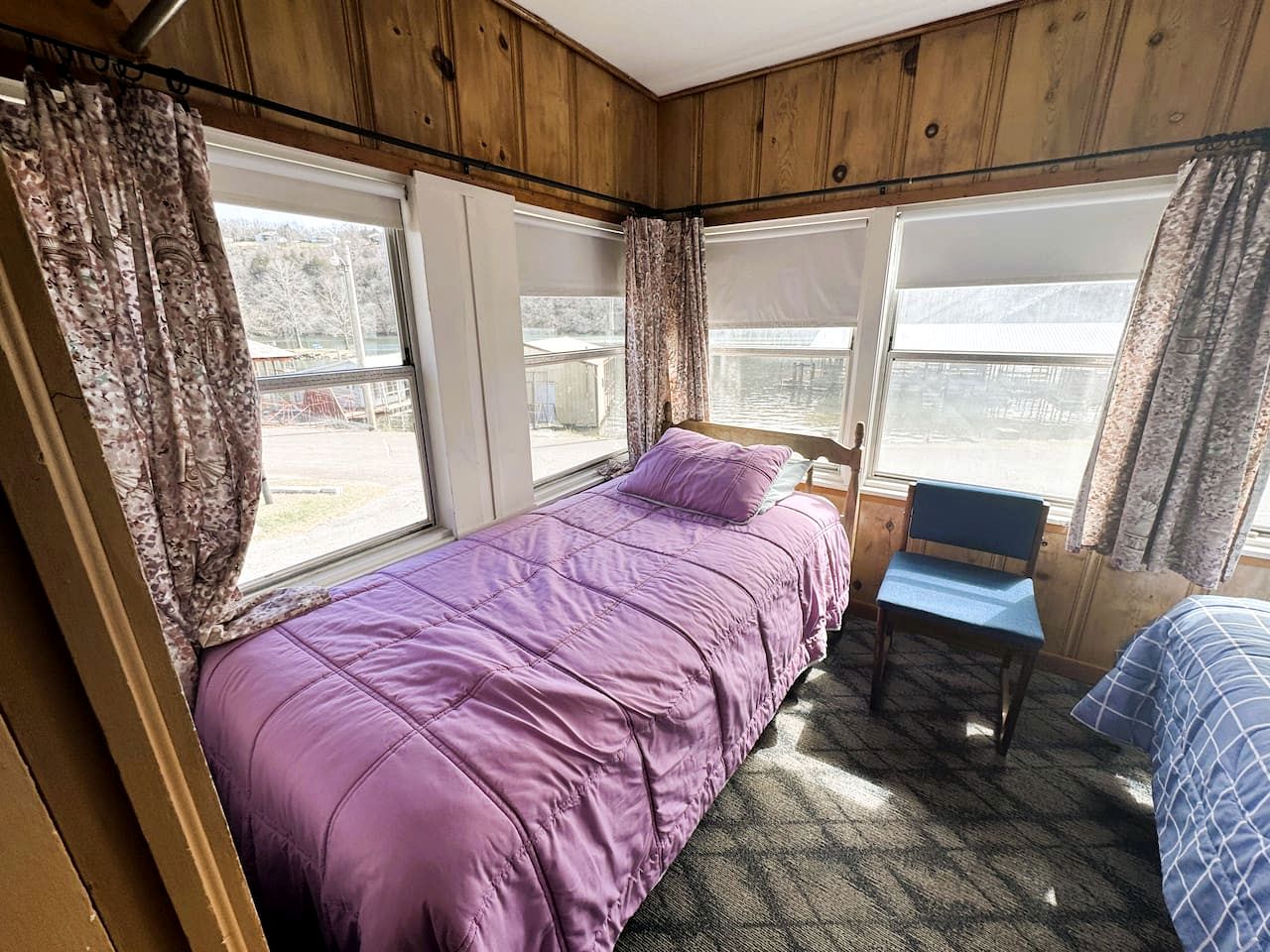 Quaint Lakeside Cabin for a Memorable Fishing Trip to Lake Taneycomo in Rockaway Beach, Missouri