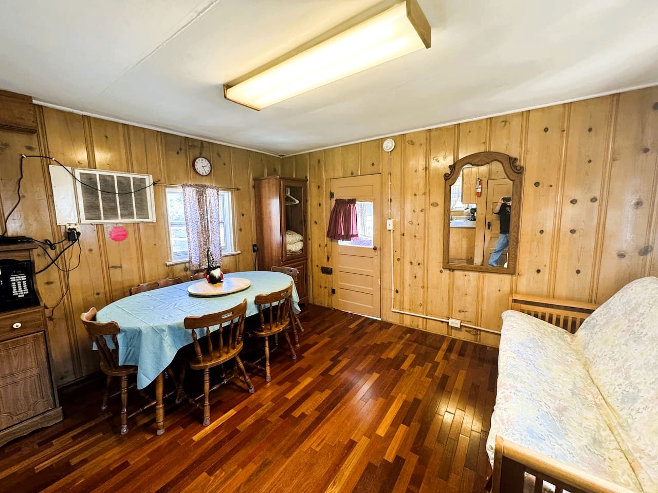Quaint Lakeside Cabin for a Memorable Fishing Trip to Lake Taneycomo in Rockaway Beach, Missouri