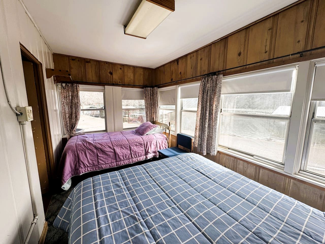 Quaint Lakeside Cabin for a Memorable Fishing Trip to Lake Taneycomo in Rockaway Beach, Missouri