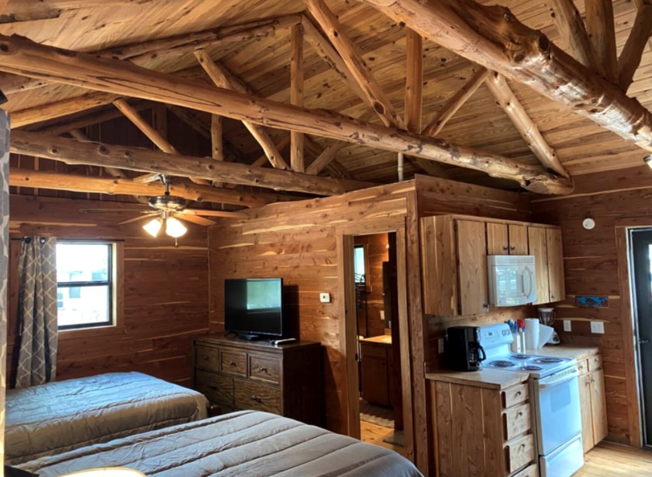 A Rustic Log Cabin - Perfect for a Glamping Getaway by the San Marcos River near Kingsbury, Texas